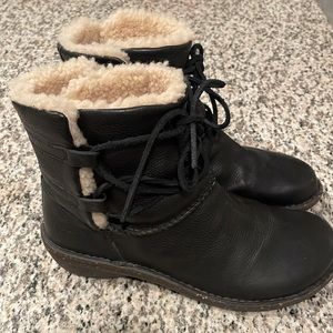 Ugg  leather boots fit size  9